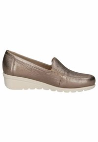 Bronzen leren instapschoenen met een afgeronde neus, elastische inzet en een witte rubberen wigzool met traction patronen.