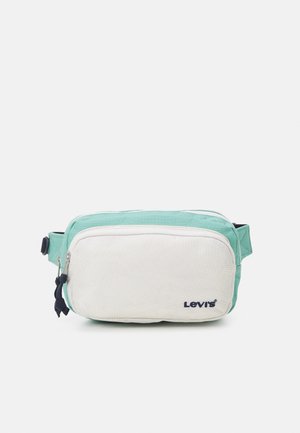Mintgrüne und weiße Levi’s Bauchtasche mit Frontreißverschlussfach, verstellbarem Gurt und gesticktem Levi’s-Logo in der unteren rechten Ecke.