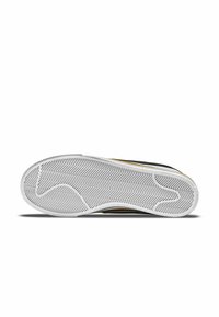 Suola delle scarpe con un motivo a spina di pesce, dotata di una base in gomma bianca e accenti gialli e neri nella parte superiore. Testurizzata per garantire aderenza.