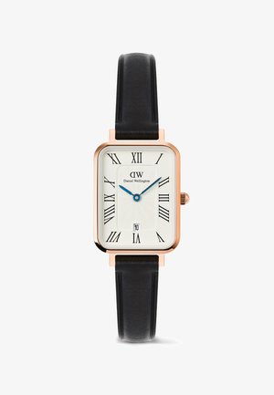 Téglalap alakú rose gold órás fehér számlappal, fekete római számokkal, kék mutatókkal, 6 órakor dátumablakkal, és fekete bőrszíjjal.