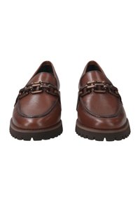 Braune Lederloafer mit einer Kettenakzentuierung an der Vorderseite, ausgestattet mit einer robusten Gummisohle und einer glatten Oberfläche.