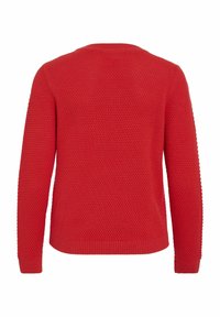 Pull en tricot rouge avec un motif de point texturé, col, poignets et ourlet côtelés. La vue de dos montre une coupe légèrement décontractée.