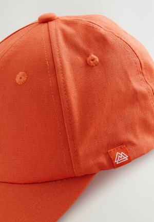 Oranžová bavlnená baseballová šiltovka s textúrovanou látkou, prešitými detailmi a malou bielou logovkou na boku.