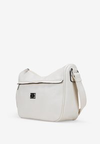 Bolso de hombro de cuero blanco con forma estructurada, cierre con cremallera, panel frontal decorativo y correa ajustable.
