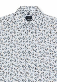 Witte blouse met knopen en een bloemenpatroon met blauwe en bruine bladeren. Gemaakt van gladde stof met een moderne pasvorm. Het etiket zegt "OLYMP LUXOR."