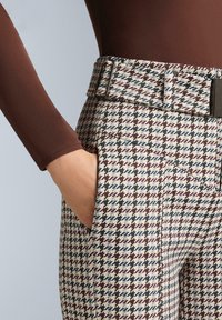 Béžové, námornícke modré a burgundské nohavice s textúrovaným vzorom, s kockovaným dizajnom, tkaným opaskom a bočnými vreckami.