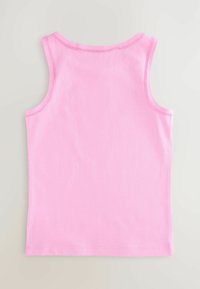Rosa Baumwolltanktop mit Rundhalsausschnitt, ärmellosem Design und genähten Kanten. Glatte Textur, ohne Muster oder zusätzliche Verzierungen.