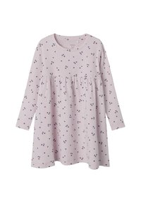 Abito a maniche lunghe in morbido tessuto rosa con una texture a coste, dotato di una vita arricciata e una stampa floreale sparsa in viola e blu.