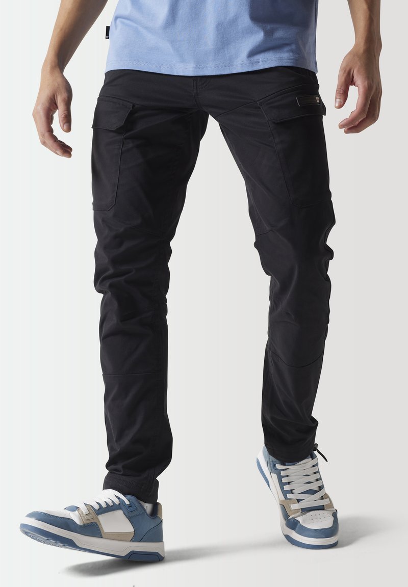 11 DEGREES CORE SLIM FIT - Pantalones cargo - black