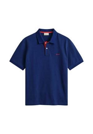 Marineblauw poloshirt met korte mouwen, rode knopenlijst en klein rood GANT-logo op de linkerborst.