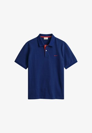 Marineblaues Poloshirt mit kurzen Ärmeln, roter Knopfleiste und kleinem roten GANT-Logo auf der linken Brust.