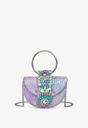 Bolso redondo iridiscente en lavanda y azul. Presenta un adorno de piedra preciosa y un asa en forma de anillo plateado, con una cadena para llevar.