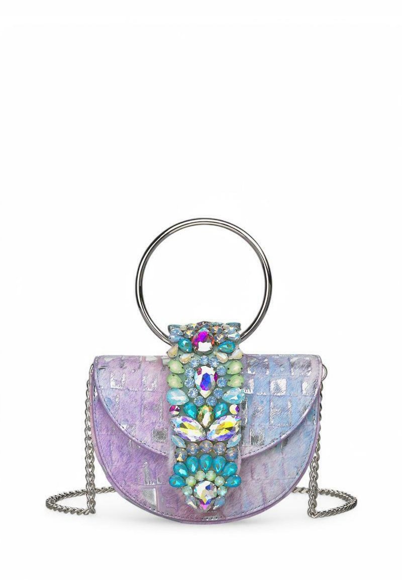 Bolso redondo iridiscente en lavanda y azul. Presenta un adorno de piedra preciosa y un asa en forma de anillo plateado, con una cadena para llevar.