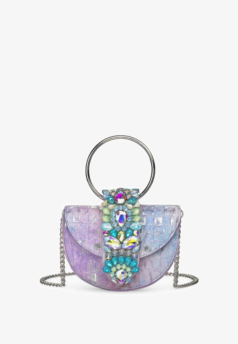 Bolso redondo iridiscente en lavanda y azul. Presenta un adorno de piedra preciosa y un asa en forma de anillo plateado, con una cadena para llevar.