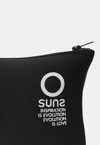 Pouch in neoprene nero con una texture liscia. Presenta un logo e un testo bianco: "L'ISPIRAZIONE DEL SOLE È EVOLUZIONE, L'EVOLUZIONE È AMORE." Chiusura con cerniera.