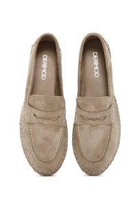 Mocassini in suede di un beige chiaro con un elastico e cuciture decorative. Presentano soletti imbottiti e una fodera interna liscia.