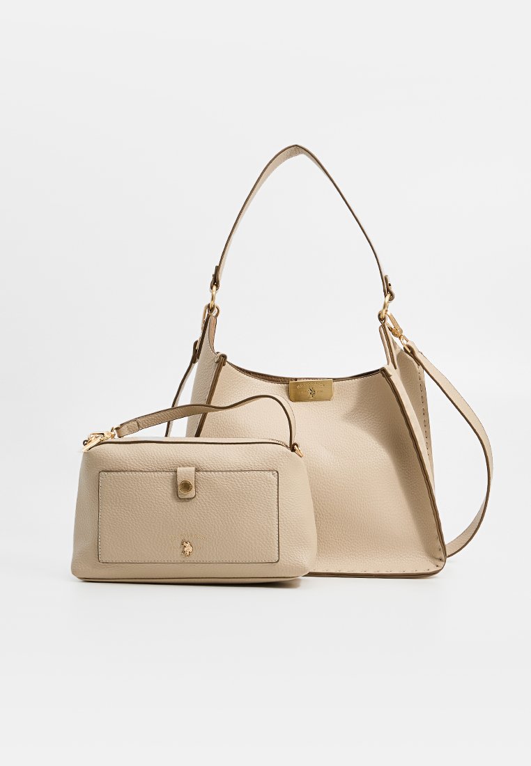 Set di borse in pelle beige che include una grande borsa hobo con manico curvo e una piccola pochette con zip e chiusura a scatto. Accenti dorati.