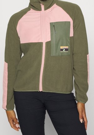 Veste polaire zippée vert olive et rose avec une poche poitrine zippée et des détails de panneaux contrastants sur les manches et les épaules.