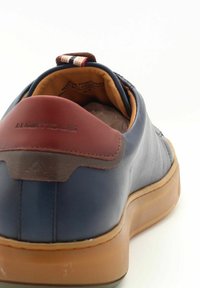 Sneaker in pelle blu con accentuazione del tallone marrone e suola in gomma. Caratterizzato da un'etichetta a strappo con strisce rosse, bianche e blu. Finitura testurizzata.