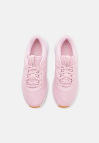 Světle růžové sportovní boty s síťovinovým svrškem, kulatou špičkou a bílou gumovou podrážkou. Mají ploché tkaničky a nenápadné logo na jazyku.
