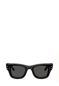 Occhiali da sole neri con una montatura spessa in plastica, lenti scure e dettagli argentati. Presentano una forma leggermente curva e un logo del marchio ben visibile.