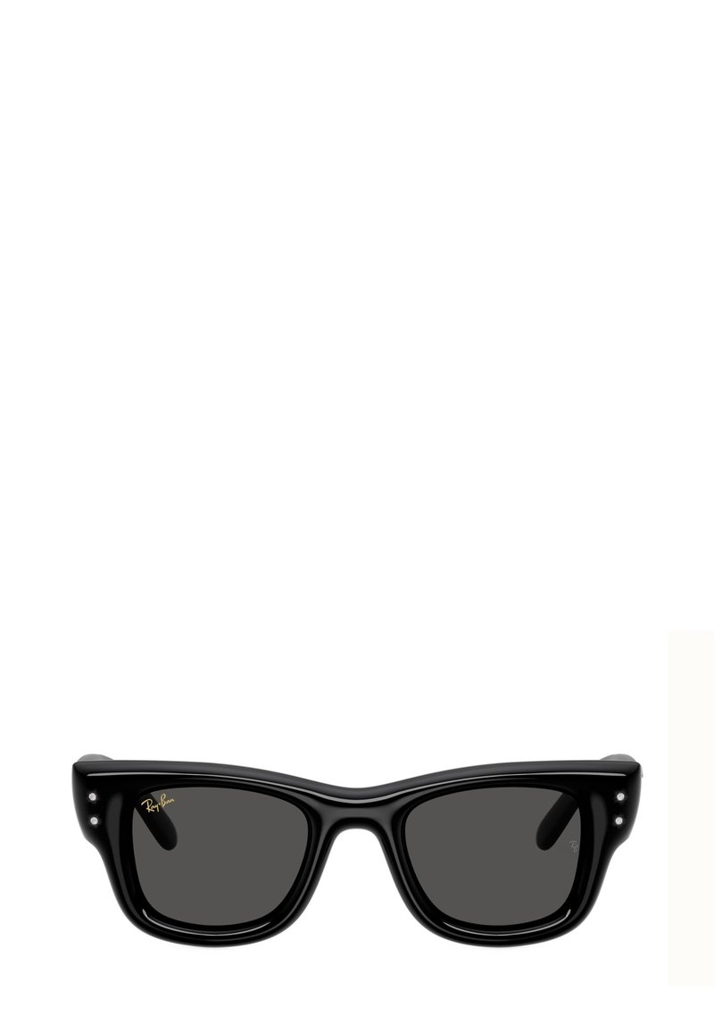 Occhiali da sole neri con una montatura spessa in plastica, lenti scure e dettagli argentati. Presentano una forma leggermente curva e un logo del marchio ben visibile.