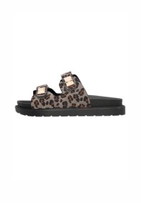 Luipaardprint slipper sandalen met een zacht stoffen bovenwerk, twee verstelbare banden met vierkante accenten en een dikke zwarte rubberen zool.
