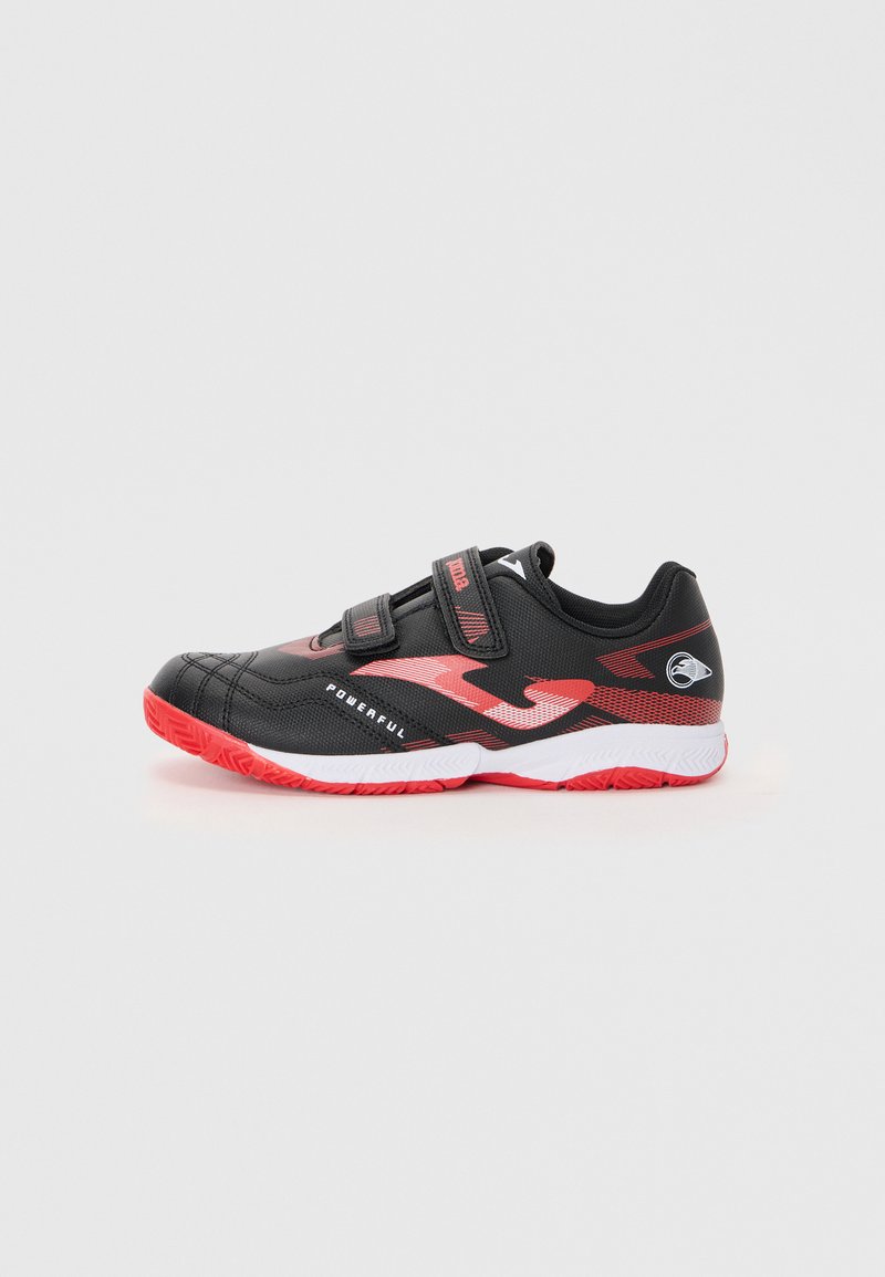 Scarpa sportiva nera con accenti rossi, caratterizzata da un design elegante, una parte superiore testurizzata, cinturini regolabili e una suola in gomma bianca e rossa.