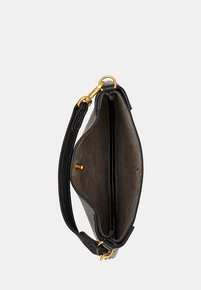 Μαύρη δερμάτινη τσάντα χειρός με λεία υφή, κούμπωμα από χρυσό υλικό και ευρύχωρο εσωτερικό με μπεζ επένδυση. Συμπεριλαμβάνεται ρυθμιζόμενο λουρί.