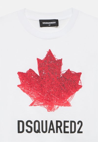 Λευκό μπλουζάκι με κόκκινο, υφασμάτινο σχέδιο φύλλου σφενδάμου φτιαγμένο από διαπλεγμένες κλωστές· τ�ο "DSQUARED2" είναι τυπωμένο με έντονους μαύρους χαρακτήρες κάτω από αυτό.