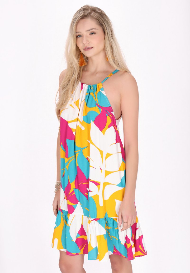 Rochie halter cu model floral, care prezintă culori albastre, roz, galbene și albe; tiv volanat; țesătură ușoară; design fără mâneci.