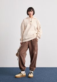 adidas Originals GAZELLE BOLD - Αθλητικά παπούτσια - cream white/core black/cream white