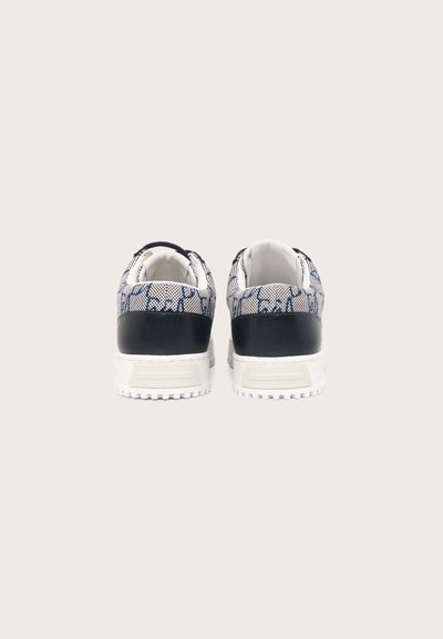Par de zapatillas blancas con paneles negros en el talón y detalles en azul con estampado de serpiente, vistas desde atrás sobre un fondo claro y liso.