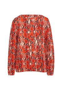 Rode slangenprint blouse met lange mouwen, voorzien van een vierkante halslijn en een textuurstof. Het patroon bevat zwarte en crèmekleurige accenten.