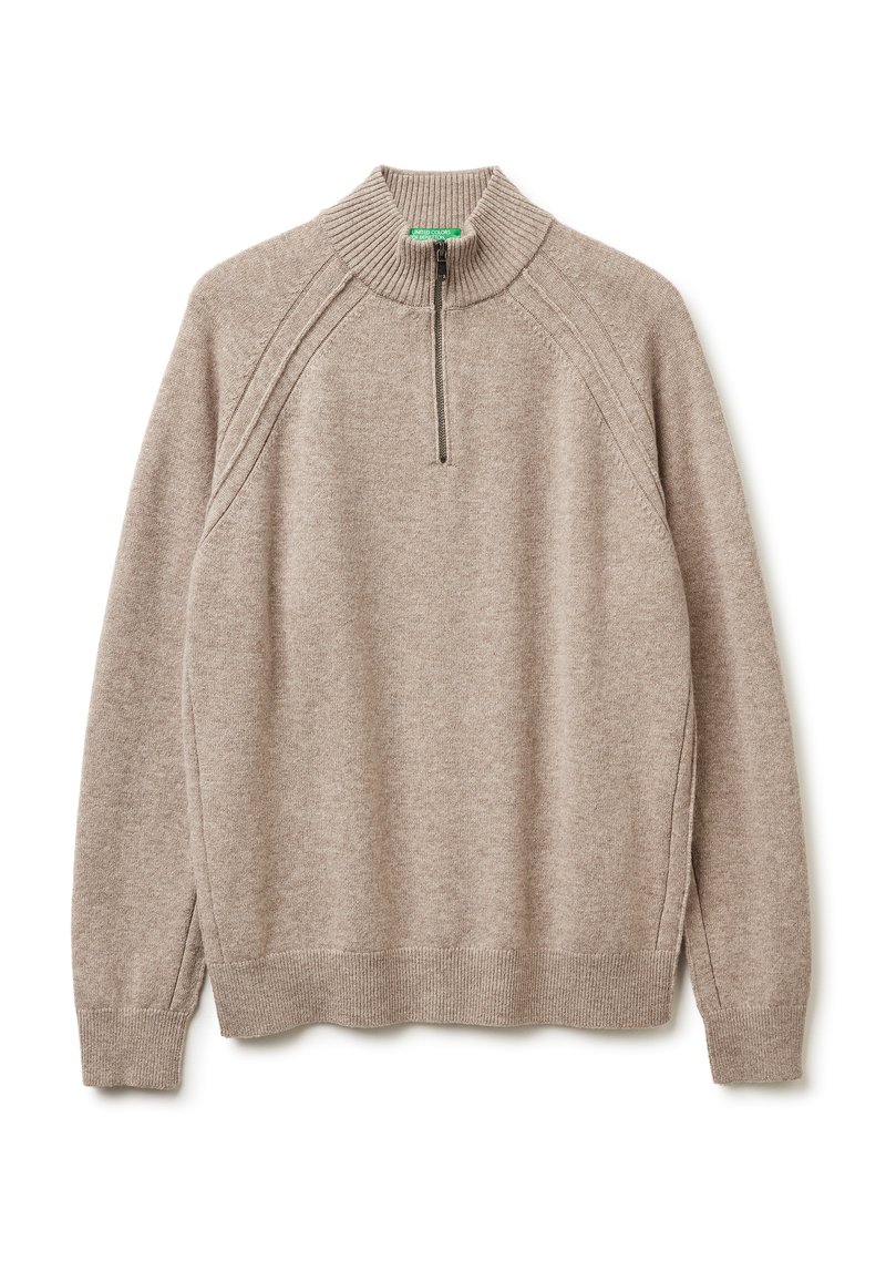 Beżowy sweter dzianinowy z wysokim kołnierzem i półzamkiem. Posiada rękawy raglanowe oraz ściągacze przy rękawach i u dołu. Miękka faktura.