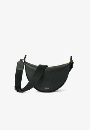 Czarna skórzana torebka crossbody w kształcie półksiężyca, z teksturowaną powierzchnią, regulowanym paskiem oraz złotym logo. Zamek błyskawiczny na górze.