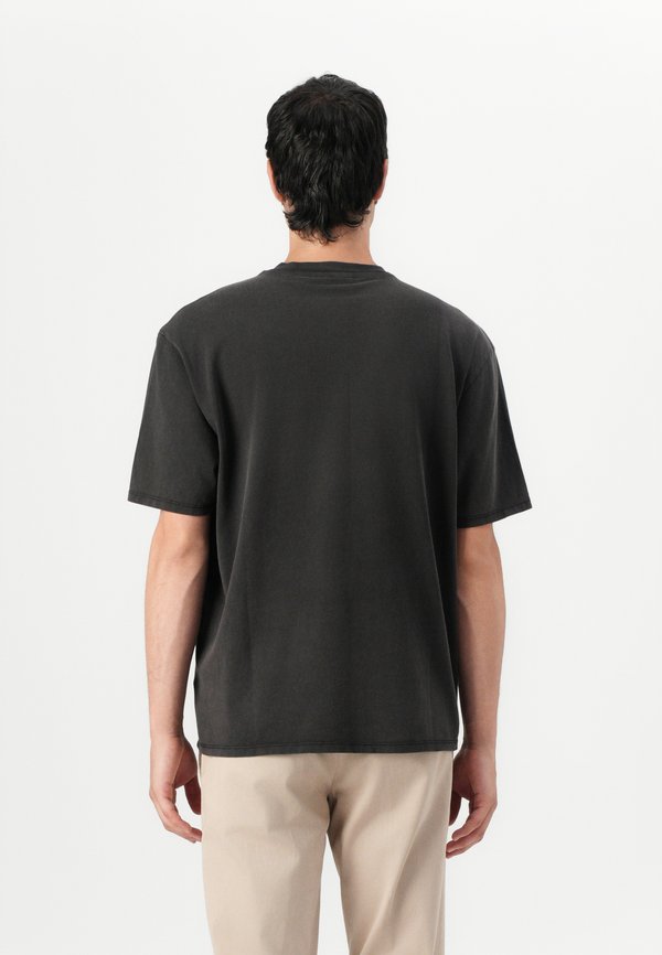 GO STRIKER TEE - Print T-shirt3