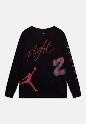 Maglia nera a maniche lunghe con scritta rossa "Flight", logo da basket Jumpman rosso, grande numero 2 rosso e grigio e testo verticale sulla manica destra.