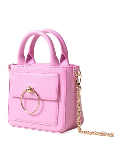 Piccola borsa a tracolla rosa con finitura lucida, doppi manici, tasca frontale, dettaglio con anello dorato e tracolla a catena staccabile.