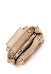 Sac à main en cuir beige avec quincaillerie dorée, comportant deux compartiments, dont un zippé. Texture lisse avec des accents bouclés. Intérieur doublé.