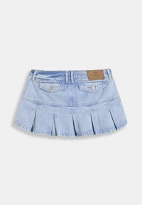 Φούστα από ανοιχτό μπλε τζιν με πιετά, δύο πίσω τσέπες και καφέ δερμάτινη ετικέτα μάρκας στη μέση. Το τελείωμα είναι καθαρό με ακατέργαστο άκρο.