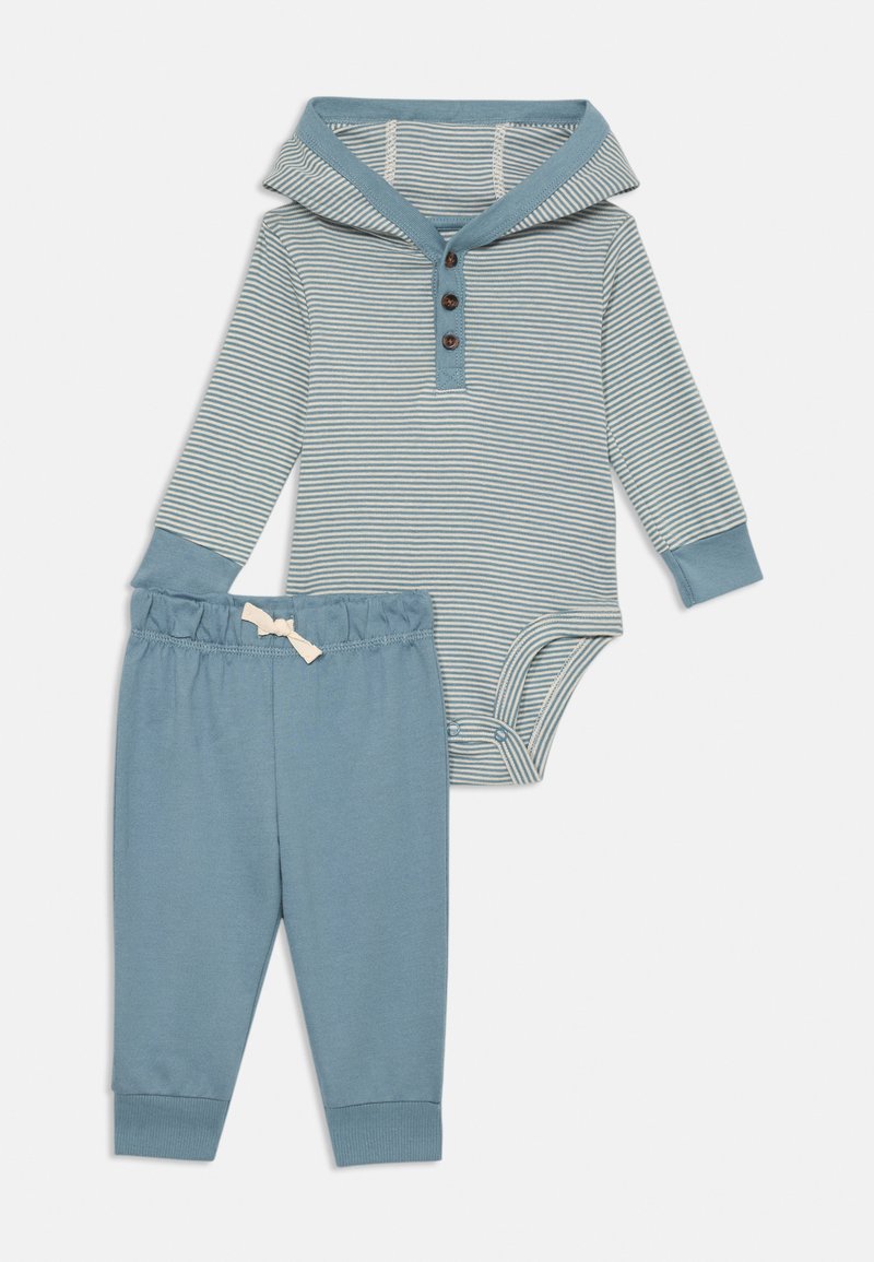 Gestreifter blauer Overall mit Kapuze und einer Drei-Knopf-Leiste, kombiniert mit passenden blauen Hosen mit elastischem Bund und Bündchen.