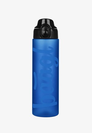 Bottiglia d'acqua in plastica blu con finitura opaca, dotata di un coperchio a scatto nero e design del logo in rilievo lungo il lato.