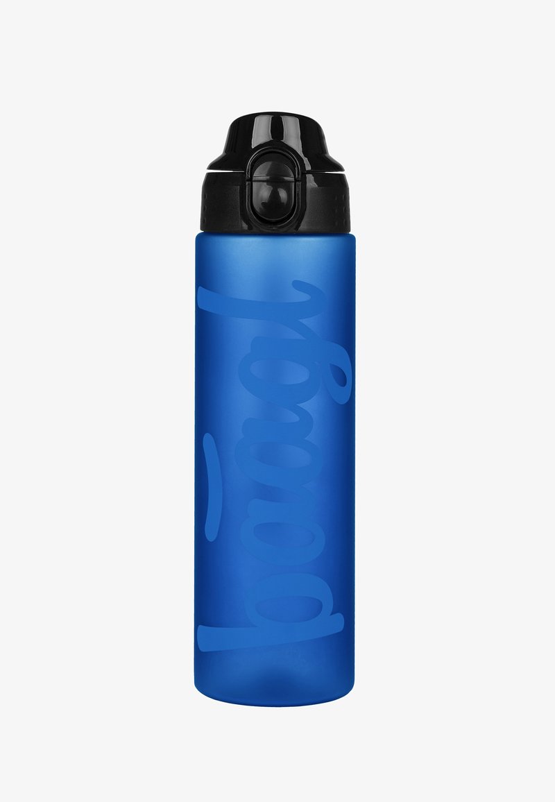 Modrá plastová láhev na vodu s matným povrchem, vybavená černým víčkem s klopou a vyraženým logem po straně.