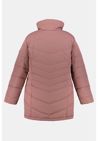 Abrigo acolchado de color rosa claro con un cuello alto, que presenta un patrón de chevrón y mangas largas. El material parece suave con un brillo sutil.