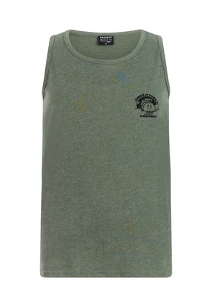 Groen tanktop gemaakt van zachte stof met een afgeronde halslijn, voorzien van een zwart grafisch printje op het linkerborstgebied en een ontspannen silhouet.