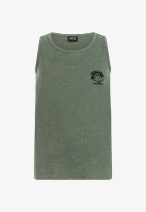 Débardeur vert en tissu doux avec un col arrondi, présentant un imprimé graphique noir sur la partie gauche de la poitrine et une silhouette décontractée.