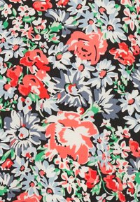 Tejido floral con un fondo negro decorado con flores rojas, rosas y blancas, acentuadas por hojas verdes y pétalos azul claro.