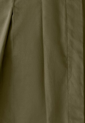 Olive roheline kangas, millel on sile tekstuur, nähtavad õmblused ja voldi detailid, luues struktureeritud disaini.