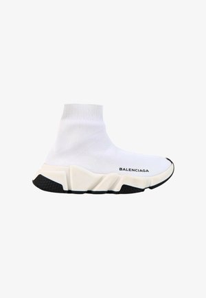 Baskets blanches style chaussette avec cheville élastique, semelle blanche épaisse, semelle noire et logo "Balenciaga" sur le côté.